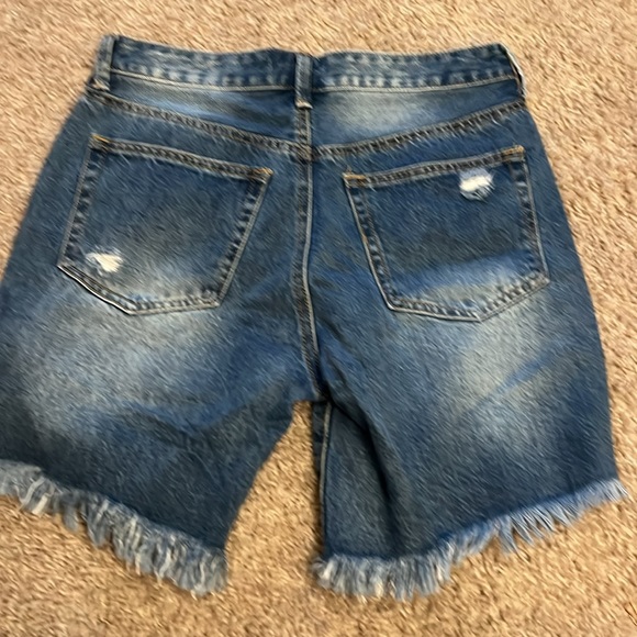 Forever, 21 women’s Jean shorts size 27 with embellishments - Picture 6 of 12